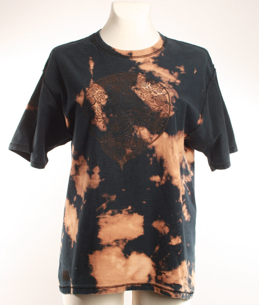 Upcycling T-Shirt aus Second Hand Merchandise mit Lebensbaum Stempeldruck von Künstlerin Maren Daniels