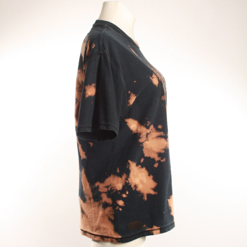 Upcycling T-Shirt aus Second Hand Merchandise mit Lebensbaum Stempeldruck von Künstlerin Maren Daniels