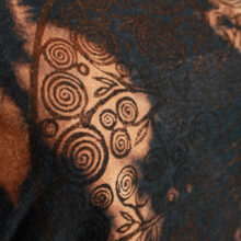 Upcycling T-Shirt aus Second Hand Merchandise mit Lebensbaum Stempeldruck von Künstlerin Maren Daniels