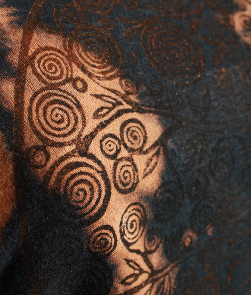 Upcycling T-Shirt aus Second Hand Merchandise mit Lebensbaum Stempeldruck von Künstlerin Maren Daniels