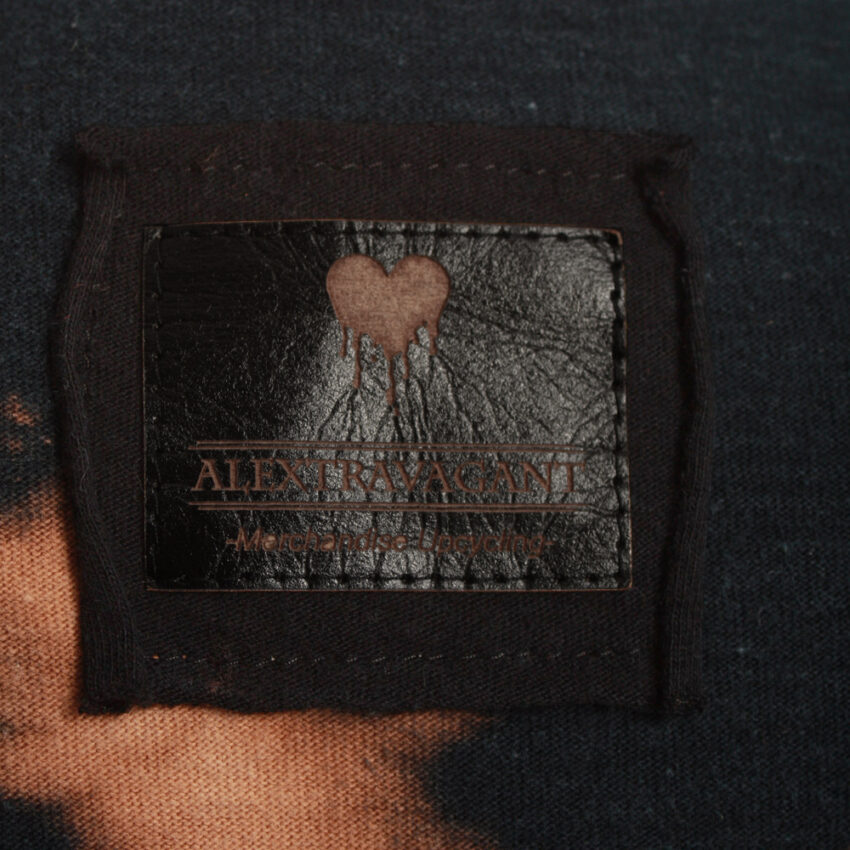 Upcycling T-Shirt aus Second Hand Merchandise mit Lebensbaum Stempeldruck von Künstlerin Maren Daniels