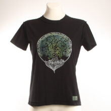 Alextravagant_T-Shirt-Lebensbaum-weiß-gelb-blau-schwarz(Kids-XL_Erw-S)_3 Upcycling T-Shirt aus Second Hand Merchandise mit Lebensbaum Stempeldruck von Künstlerin Maren Daniels