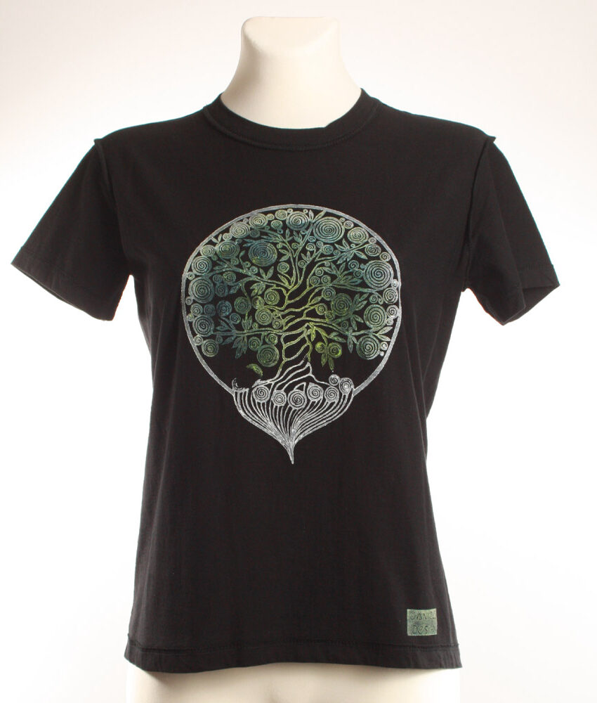 Upcycling T-Shirt aus Second Hand Merchandise mit Lebensbaum Stempeldruck von Künstlerin Maren Daniels