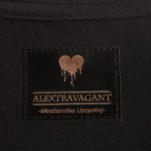 Alextravagant_T-Shirt-Lebensbaum-weiß-gelb-blau-schwarz(Kids-XL_Erw-S)_5 Upcycling T-Shirt aus Second Hand Merchandise mit Lebensbaum Stempeldruck von Künstlerin Maren Daniels