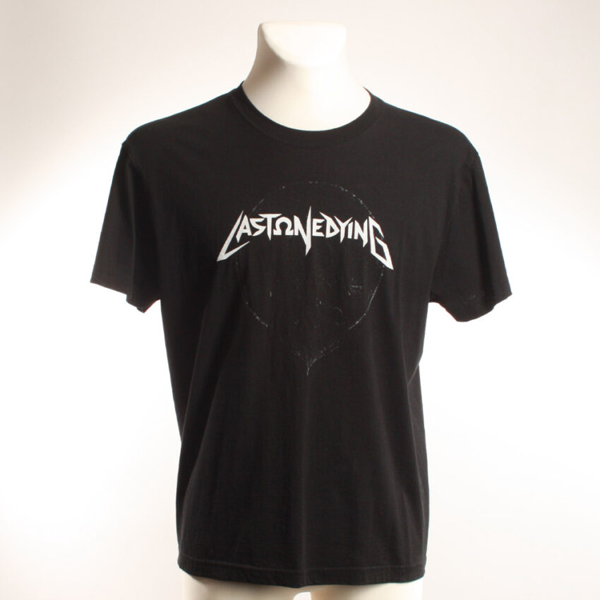 Upcycling T-Shirt aus Second Hand Merchandise mit Lebensbaum Stempeldruck von Künstlerin Maren Daniels