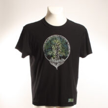 Upcycling T-Shirt aus Second Hand Merchandise mit Lebensbaum Stempeldruck von Künstlerin Maren Daniels