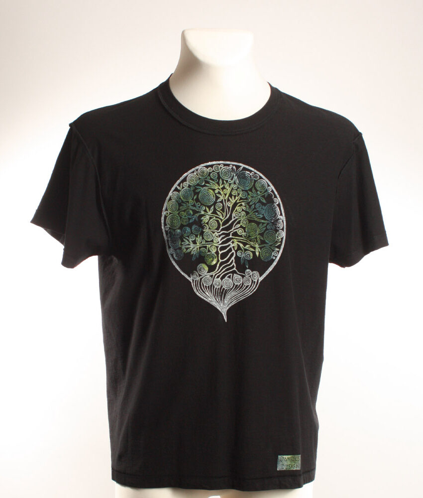 Upcycling T-Shirt aus Second Hand Merchandise mit Lebensbaum Stempeldruck von Künstlerin Maren Daniels