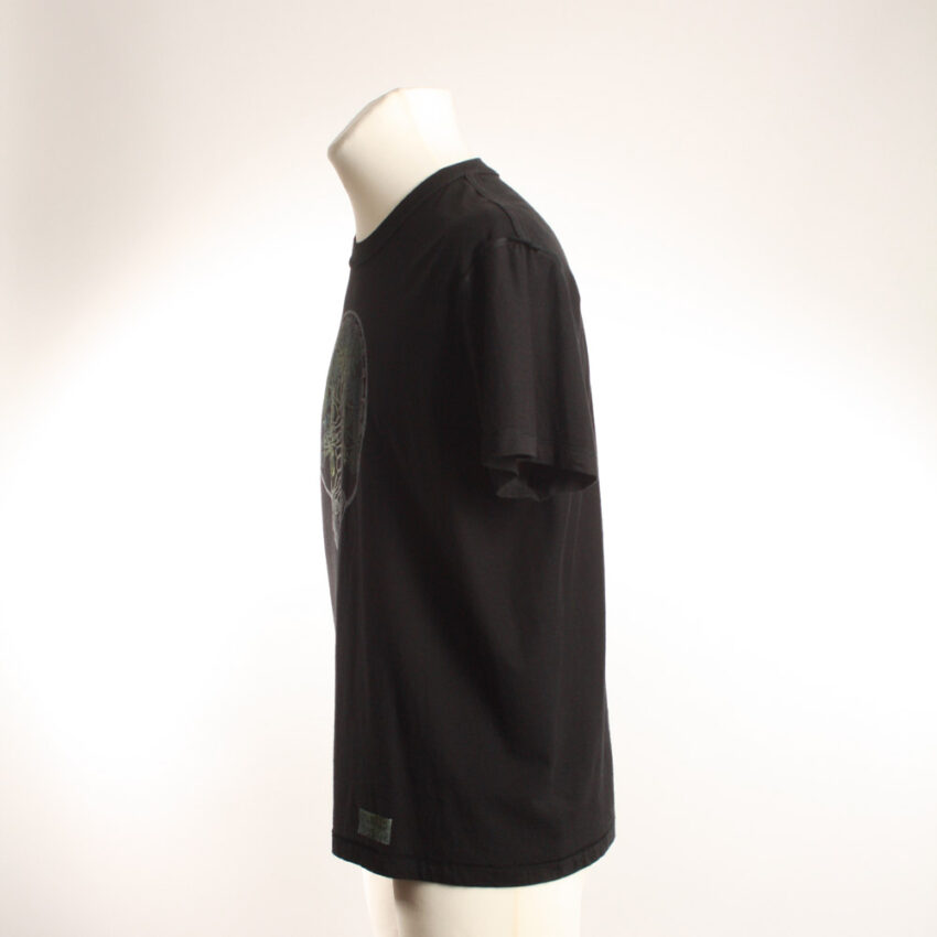 Upcycling T-Shirt aus Second Hand Merchandise mit Lebensbaum Stempeldruck von Künstlerin Maren Daniels