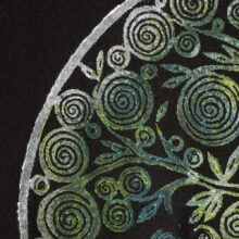 Upcycling T-Shirt aus Second Hand Merchandise mit Lebensbaum Stempeldruck von Künstlerin Maren Daniels