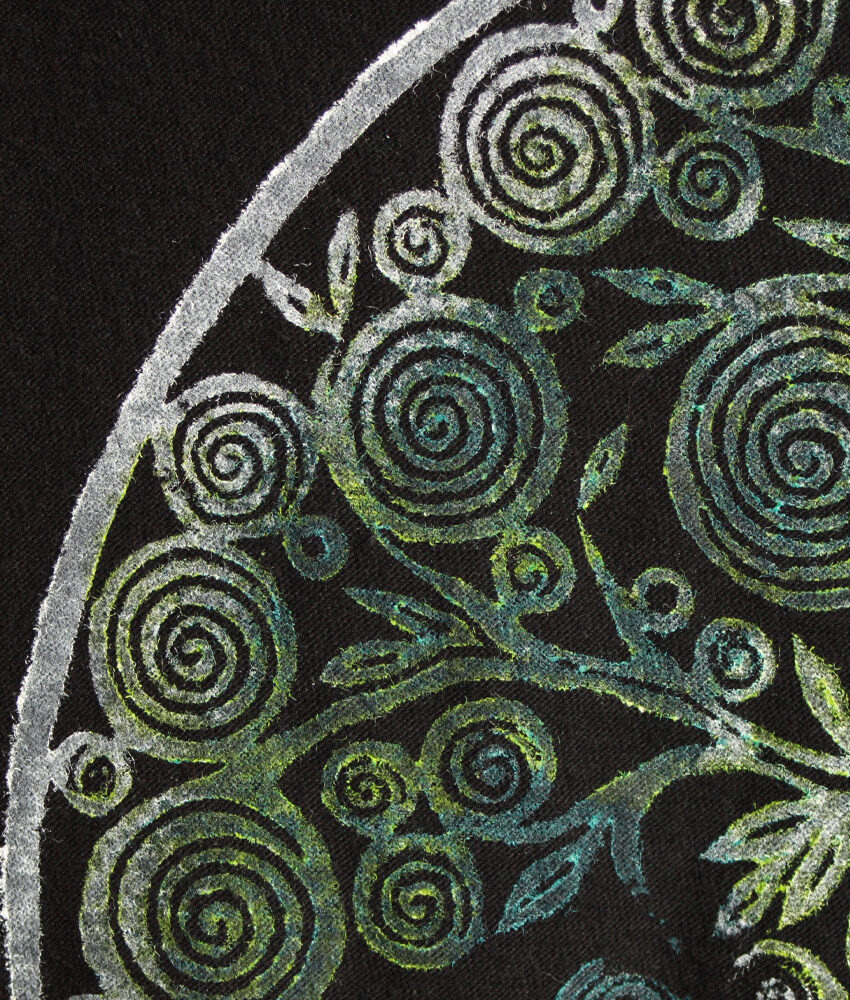 Upcycling T-Shirt aus Second Hand Merchandise mit Lebensbaum Stempeldruck von Künstlerin Maren Daniels