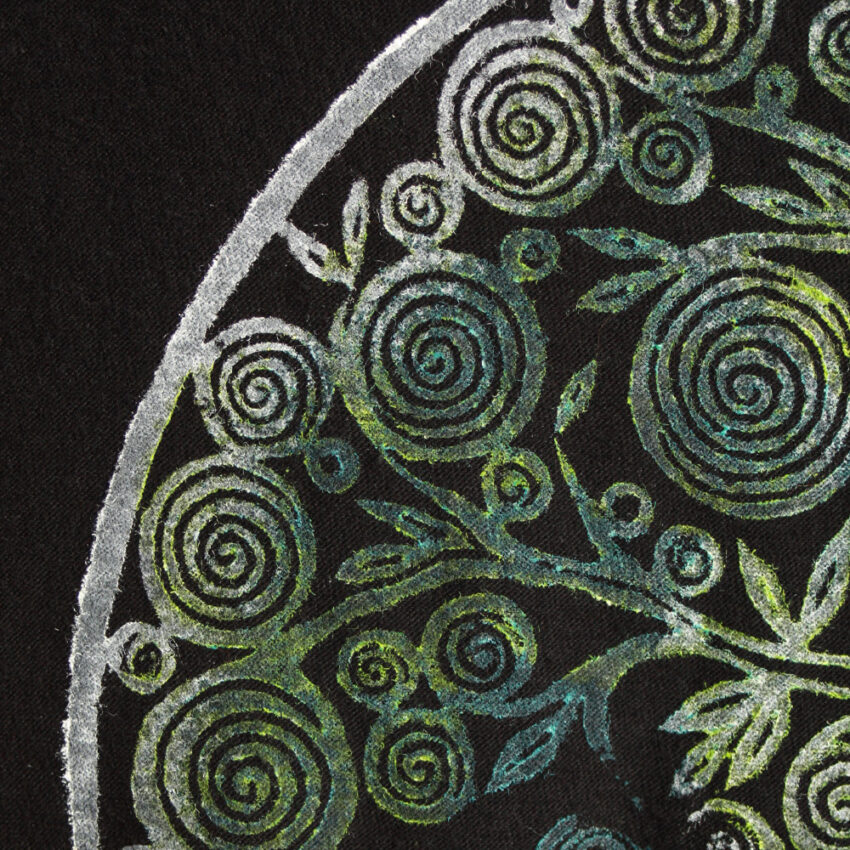 Upcycling T-Shirt aus Second Hand Merchandise mit Lebensbaum Stempeldruck von Künstlerin Maren Daniels