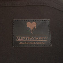 Upcycling T-Shirt aus Second Hand Merchandise mit Lebensbaum Stempeldruck von Künstlerin Maren Daniels