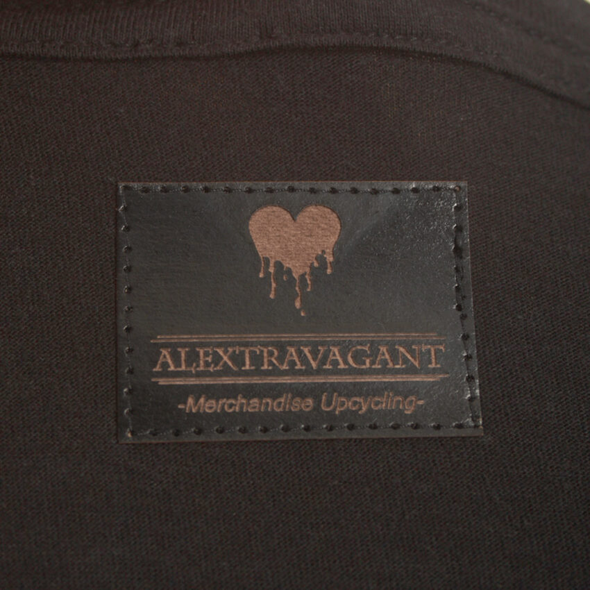 Upcycling T-Shirt aus Second Hand Merchandise mit Lebensbaum Stempeldruck von Künstlerin Maren Daniels