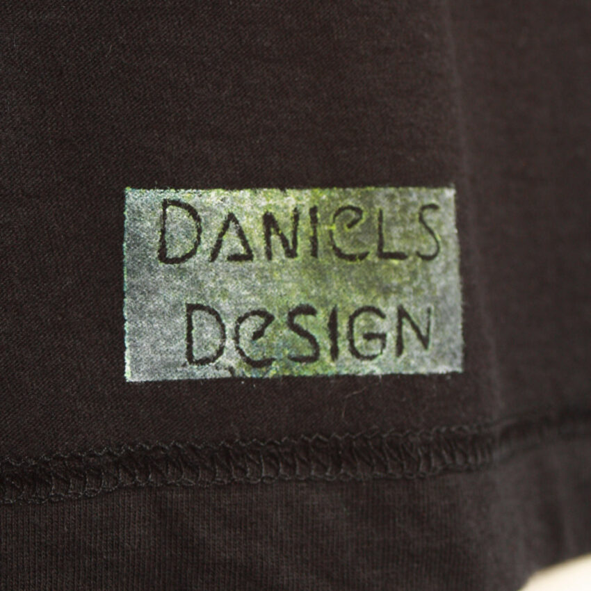 Upcycling T-Shirt aus Second Hand Merchandise mit Lebensbaum Stempeldruck von Künstlerin Maren Daniels