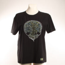 Alextravagant_T-Shirt-Lebensbaum-weiß-gelb-blau-schwarz(M)_1 Upcycling T-Shirt aus Second Hand Merchandise mit Lebensbaum Stempeldruck von Künstlerin Maren Daniels