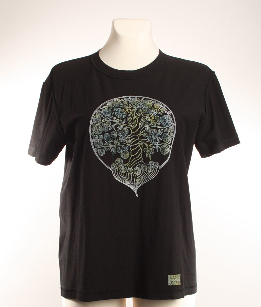 Upcycling T-Shirt aus Second Hand Merchandise mit Lebensbaum Stempeldruck von Künstlerin Maren Daniels