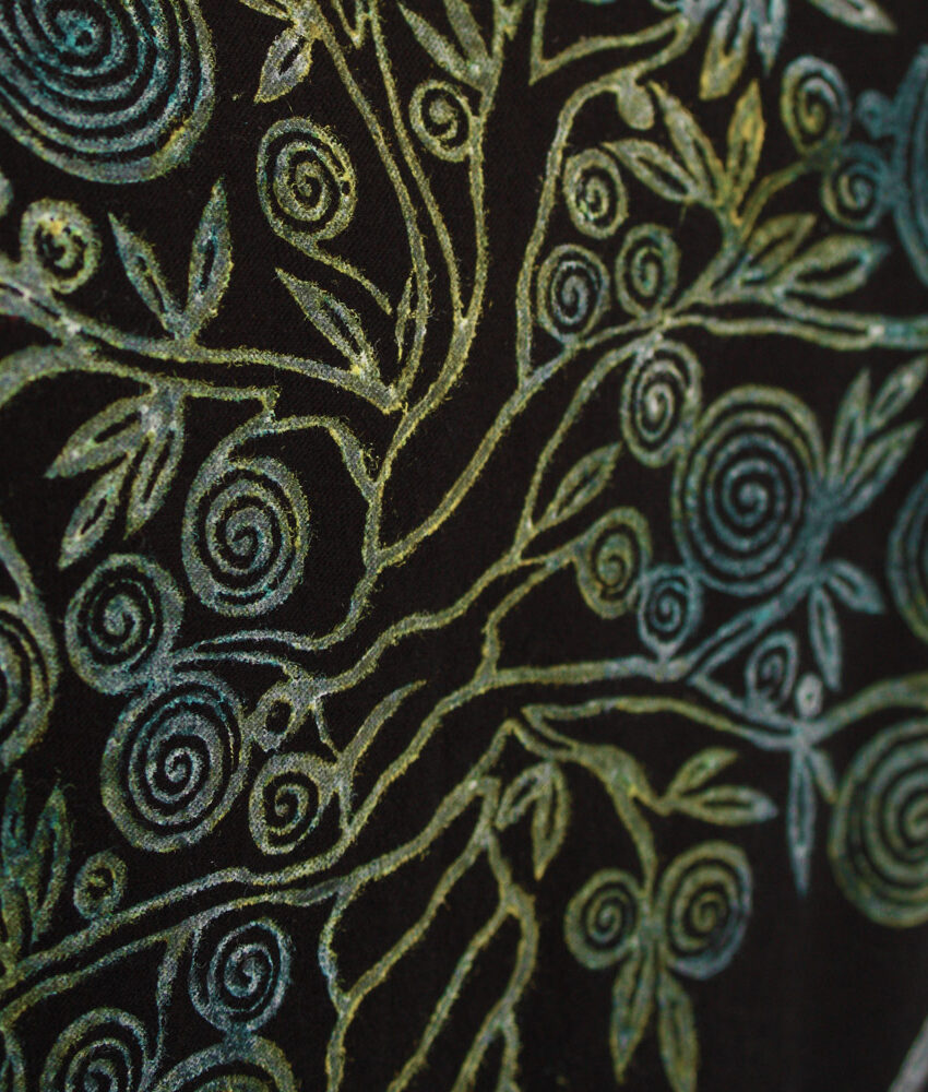 Upcycling T-Shirt aus Second Hand Merchandise mit Lebensbaum Stempeldruck von Künstlerin Maren Daniels