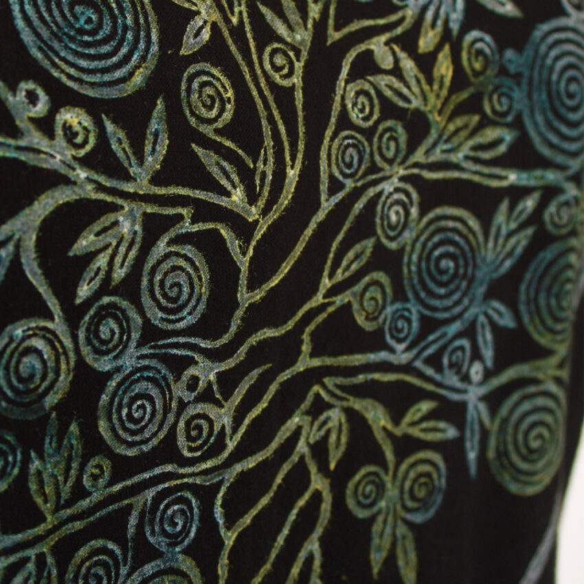 Alextravagant_T-Shirt-Lebensbaum-weiß-gelb-blau-schwarz(M)_5 Upcycling T-Shirt aus Second Hand Merchandise mit Lebensbaum Stempeldruck von Künstlerin Maren Daniels