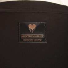 Alextravagant_T-Shirt-Lebensbaum-weiß-gelb-blau-schwarz(M)_6 Upcycling T-Shirt aus Second Hand Merchandise mit Lebensbaum Stempeldruck von Künstlerin Maren Daniels