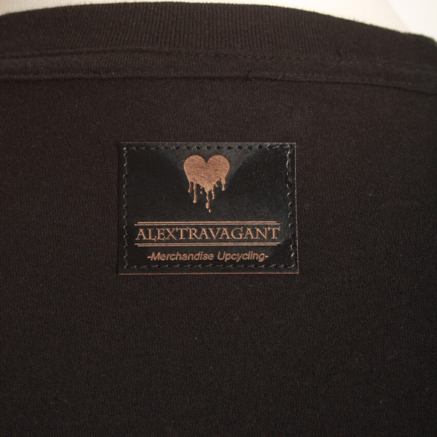 Alextravagant_T-Shirt-Lebensbaum-weiß-gelb-blau-schwarz(M)_6 Upcycling T-Shirt aus Second Hand Merchandise mit Lebensbaum Stempeldruck von Künstlerin Maren Daniels