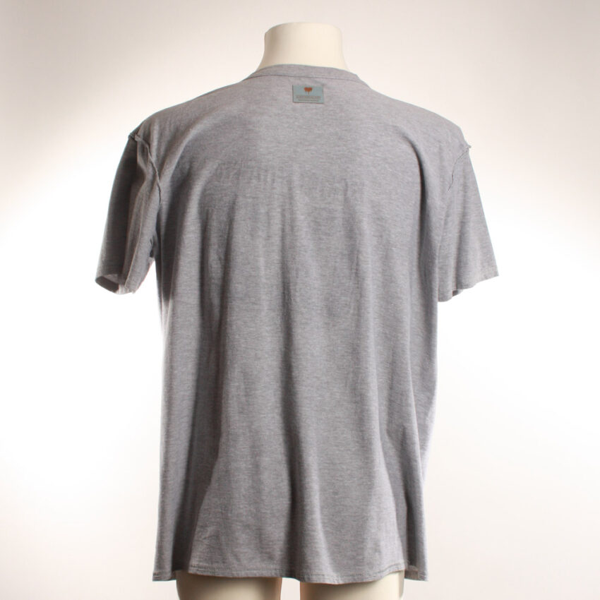 Alextravagant_T-Shirt-Native-coloured-grey melange_4 Upcycling T-Shirt aus Second Hand Merchandise mit Native Stempeldruck von Künstlerin Maren Daniels
