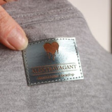 Alextravagant_T-Shirt-Native-coloured-grey melange_5 Upcycling T-Shirt aus Second Hand Merchandise mit Native Stempeldruck von Künstlerin Maren Daniels