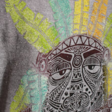 Alextravagant_T-Shirt-Native-coloured-grey melange_6 Upcycling T-Shirt aus Second Hand Merchandise mit Native Stempeldruck von Künstlerin Maren Daniels