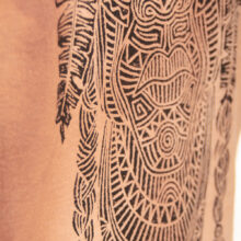 Alextravagant_T-Shirt-Native-nude-braun-schwarz(1)_5 Upcycling T-Shirt aus Second Hand Merchandise mit Native Stempeldruck von Künstlerin Maren Daniels