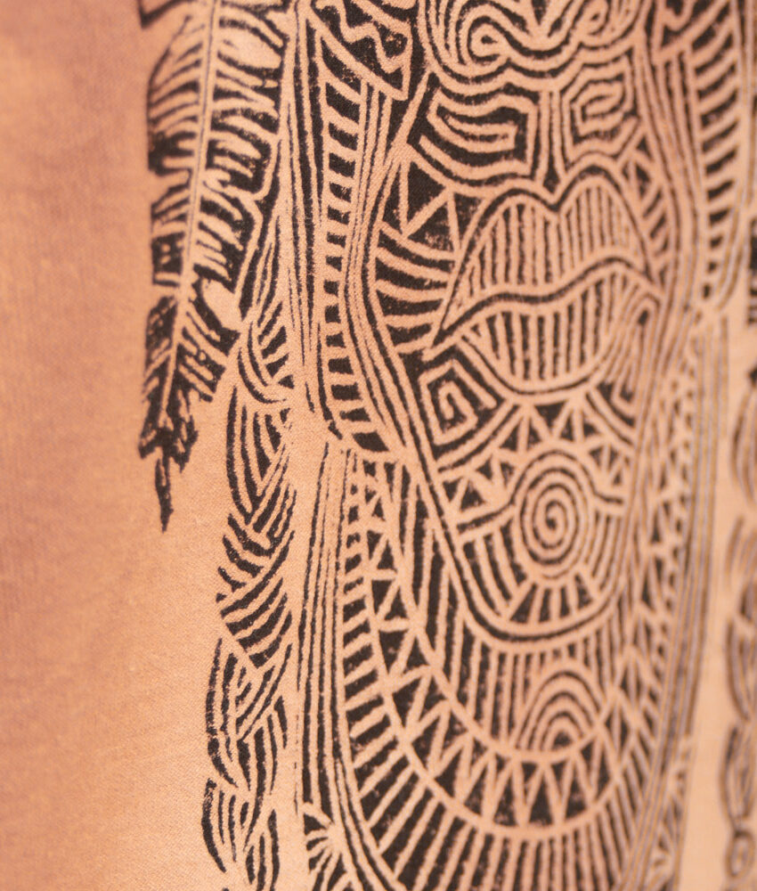 Upcycling T-Shirt aus Second Hand Merchandise mit Native Stempeldruck von Künstlerin Maren Daniels