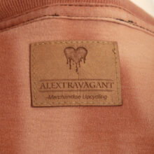 Alextravagant_T-Shirt-Native-nude-braun-schwarz(1)_6 Upcycling T-Shirt aus Second Hand Merchandise mit Native Stempeldruck von Künstlerin Maren Daniels