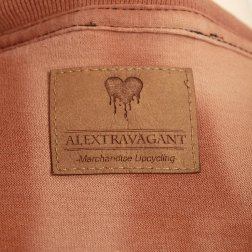 Alextravagant_T-Shirt-Native-nude-braun-schwarz(1)_6 Upcycling T-Shirt aus Second Hand Merchandise mit Native Stempeldruck von Künstlerin Maren Daniels