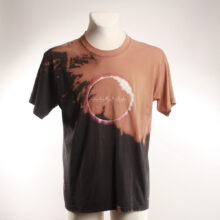 Upcycling T-Shirt aus Second Hand Merchandise mit Native Stempeldruck von Künstlerin Maren Daniels