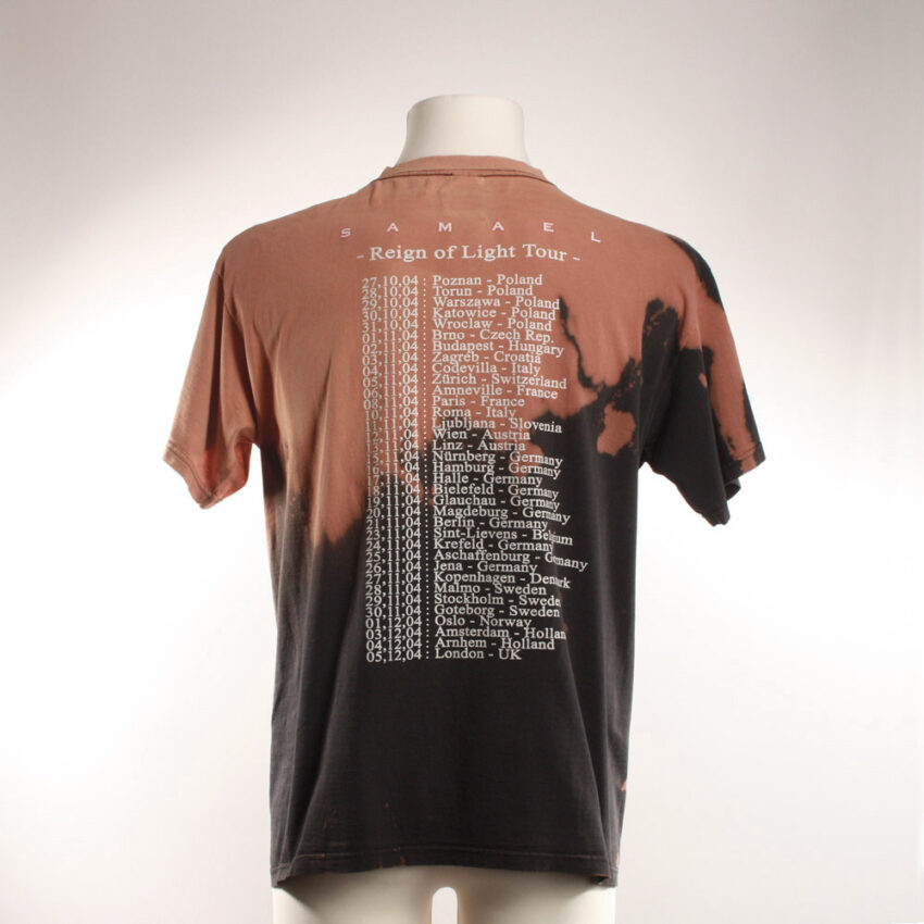 Upcycling T-Shirt aus Second Hand Merchandise mit Native Stempeldruck von Künstlerin Maren Daniels