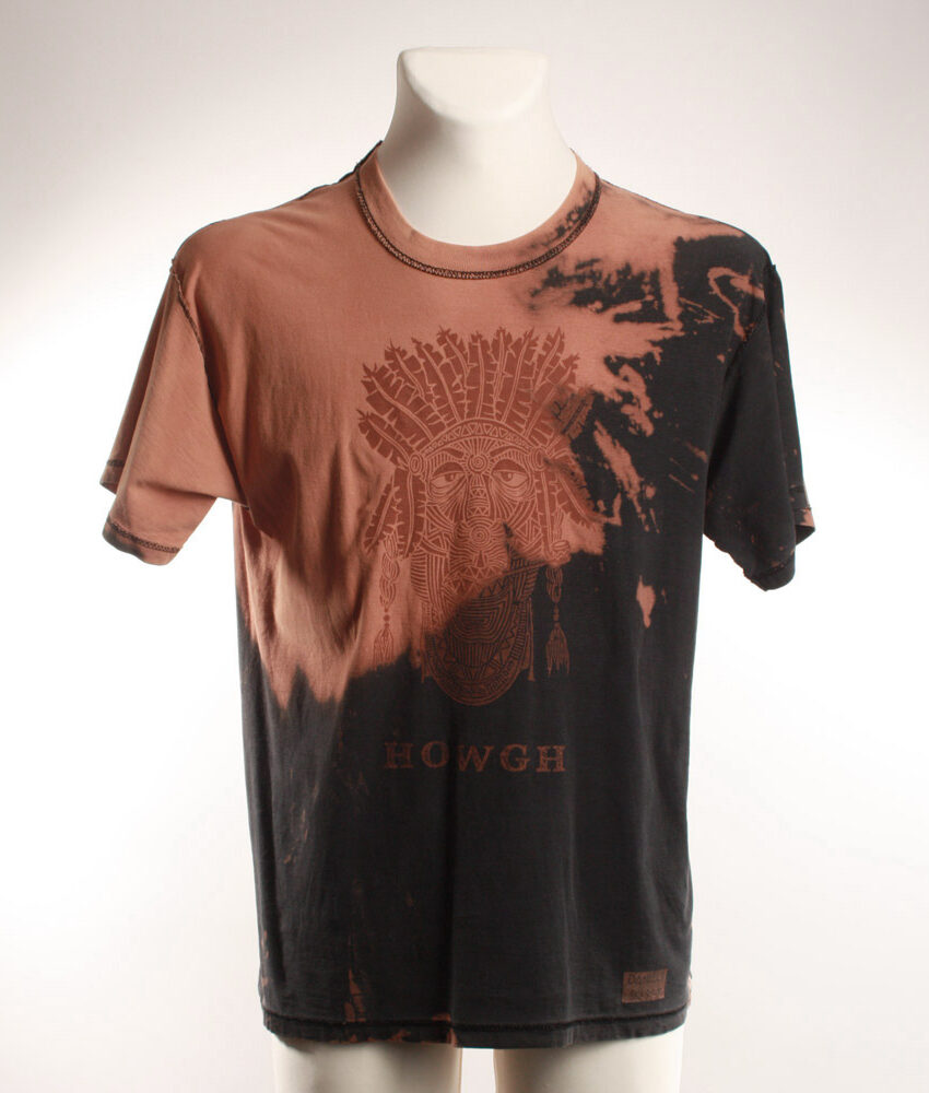 Upcycling T-Shirt aus Second Hand Merchandise mit Native Stempeldruck von Künstlerin Maren Daniels