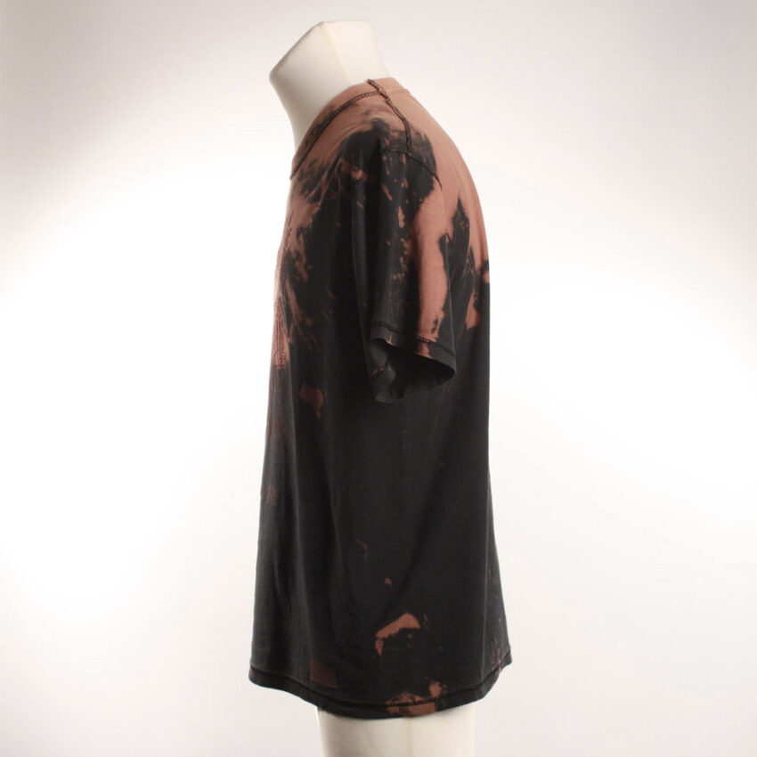 Upcycling T-Shirt aus Second Hand Merchandise mit Native Stempeldruck von Künstlerin Maren Daniels