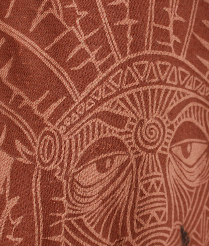 Upcycling T-Shirt aus Second Hand Merchandise mit Native Stempeldruck von Künstlerin Maren Daniels