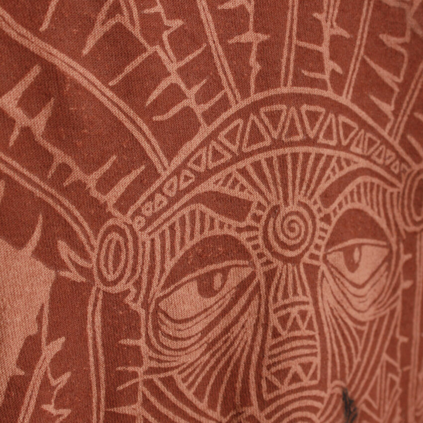 Upcycling T-Shirt aus Second Hand Merchandise mit Native Stempeldruck von Künstlerin Maren Daniels