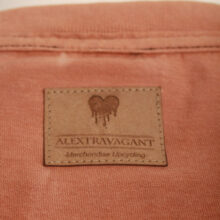 Upcycling T-Shirt aus Second Hand Merchandise mit Native Stempeldruck von Künstlerin Maren Daniels