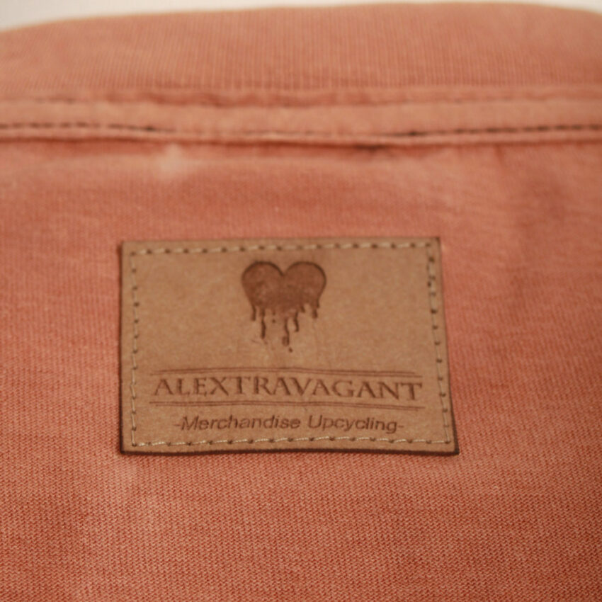 Upcycling T-Shirt aus Second Hand Merchandise mit Native Stempeldruck von Künstlerin Maren Daniels