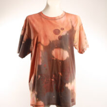 Alextravagant_T-Shirt-Regenbogenfisch-orange-pfirsich-glitzer-grau_2 Upcycling T-Shirt aus Second Hand Merchandise mit Suedseefisch Stempeldruck von Künstlerin Maren Daniels