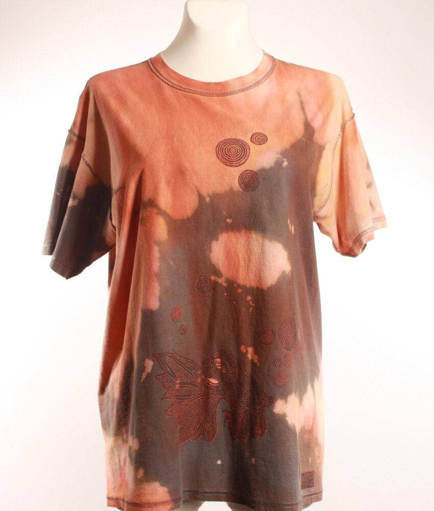 Upcycling T-Shirt aus Second Hand Merchandise mit Suedseefisch Stempeldruck von Künstlerin Maren Daniels