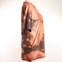 Alextravagant_T-Shirt-Regenbogenfisch-orange-pfirsich-glitzer-grau_4 Upcycling T-Shirt aus Second Hand Merchandise mit Suedseefisch Stempeldruck von Künstlerin Maren Daniels