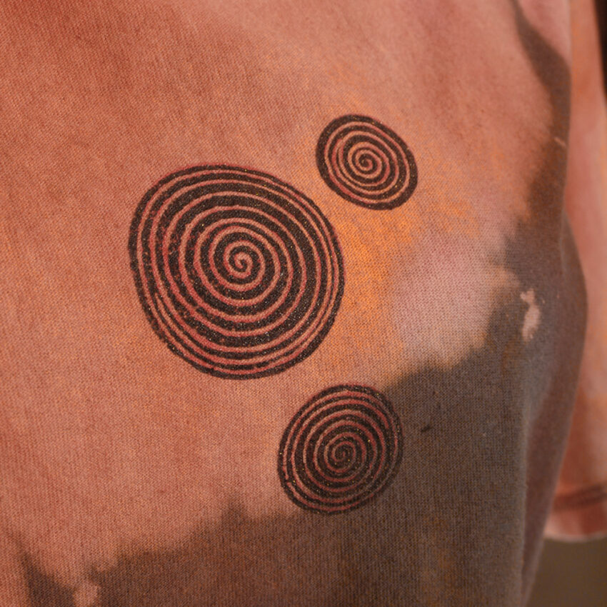 Alextravagant_T-Shirt-Regenbogenfisch-orange-pfirsich-glitzer-grau_5 Upcycling T-Shirt aus Second Hand Merchandise mit Suedseefisch Stempeldruck von Künstlerin Maren Daniels