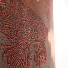 Alextravagant_T-Shirt-Regenbogenfisch-orange-pfirsich-glitzer-grau_7 Upcycling T-Shirt aus Second Hand Merchandise mit Suedseefisch Stempeldruck von Künstlerin Maren DanielsStempeldruck von Künstlerin Maren Daniels