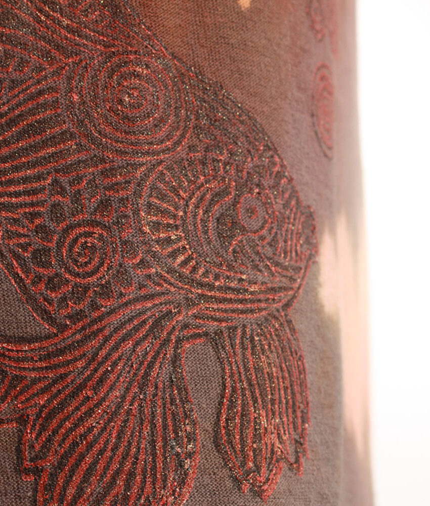 Upcycling T-Shirt aus Second Hand Merchandise mit Suedseefisch Stempeldruck von Künstlerin Maren DanielsStempeldruck von Künstlerin Maren Daniels