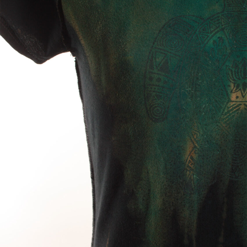 Upcycling T-Shirt aus Second Hand Merchandise mit Schildkröte Stempeldruck von Künstlerin Maren Daniels