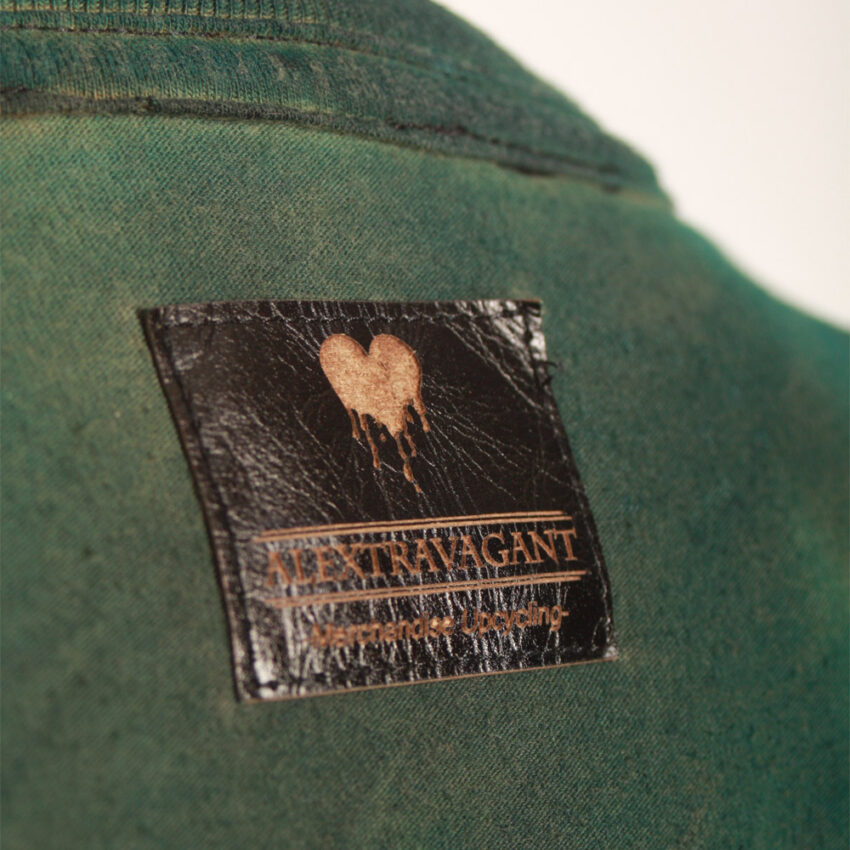 Upcycling T-Shirt aus Second Hand Merchandise mit Schildkröte Stempeldruck von Künstlerin Maren Daniels