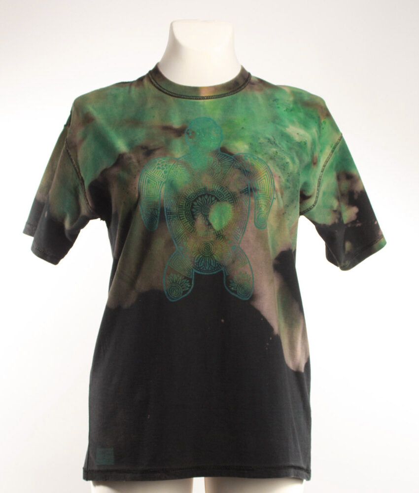 Upcycling T-Shirt aus Second Hand Merchandise mit Schildkröten Stempeldruck von Künstlerin Maren Daniels