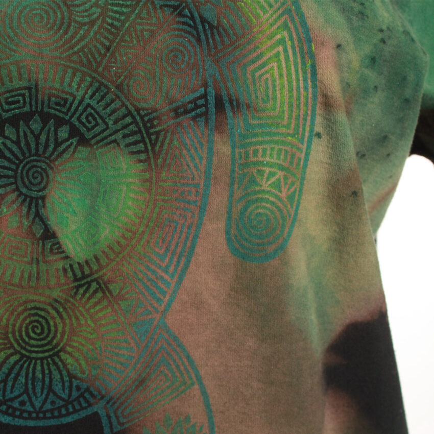 Alextravagant_T-Shirt-Schildkroete-gruen-blau-petrol-schwarz_6 Upcycling T-Shirt aus Second Hand Merchandise mit Schildkröten Stempeldruck von Künstlerin Maren Daniels