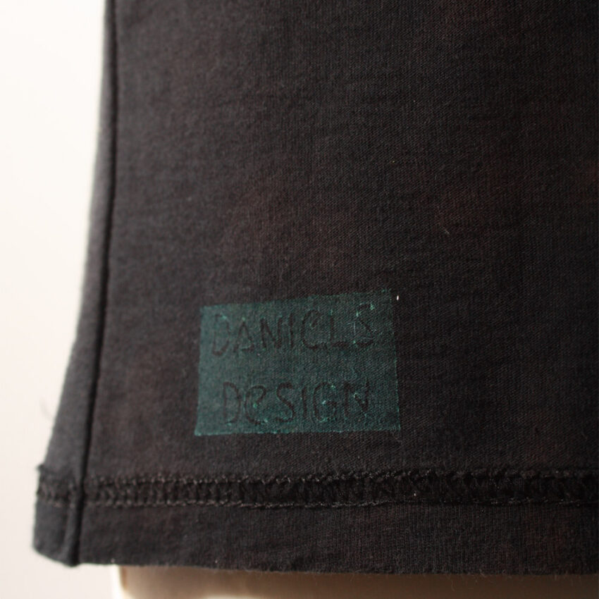 Alextravagant_T-Shirt-Schildkroete-gruen-blau-petrol-schwarz_7 Upcycling T-Shirt aus Second Hand Merchandise mit Schildkröten Stempeldruck von Künstlerin Maren Daniels